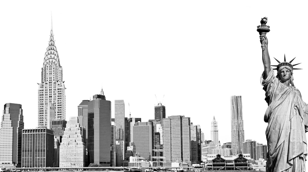 Eine Stadtansicht mit dem Empire State Building, dem Chrysler Building und der Freiheitsstatue.