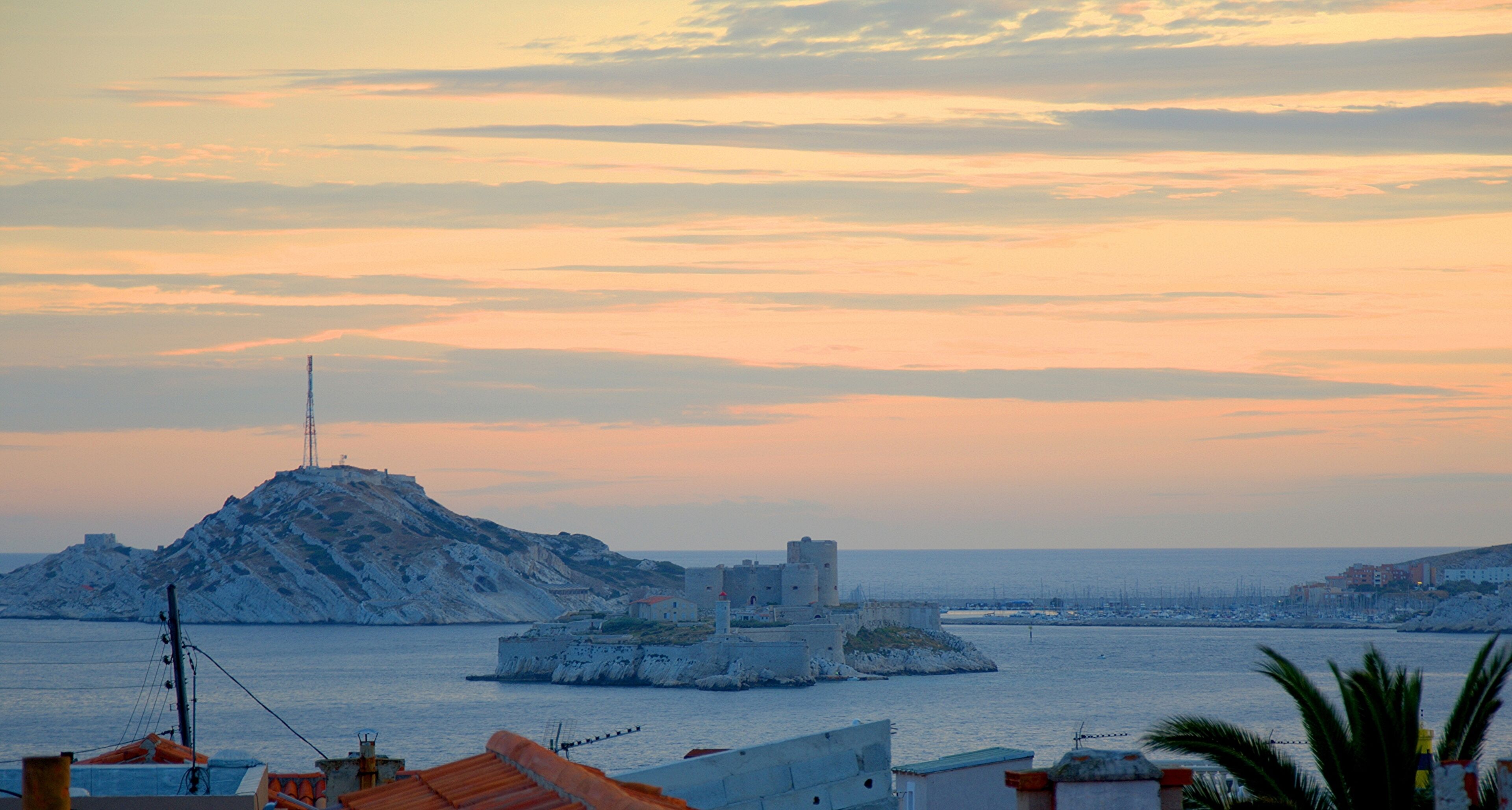 Iles du Frioul et château d'If au coucher de soleil.