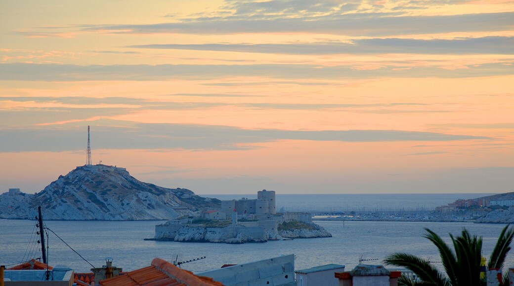 Iles du Frioul et château d'If au coucher de soleil.