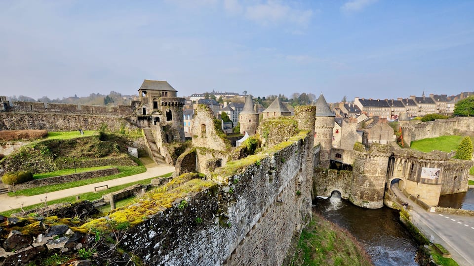 De gauche à droite les tours de Coigny, de Coëtlogon (en ruines), de Guémadeuc, de la Haye Saint Hilaire, du Hallay, de Plesguen et de la Trémoille (Porte Notre-Dame.