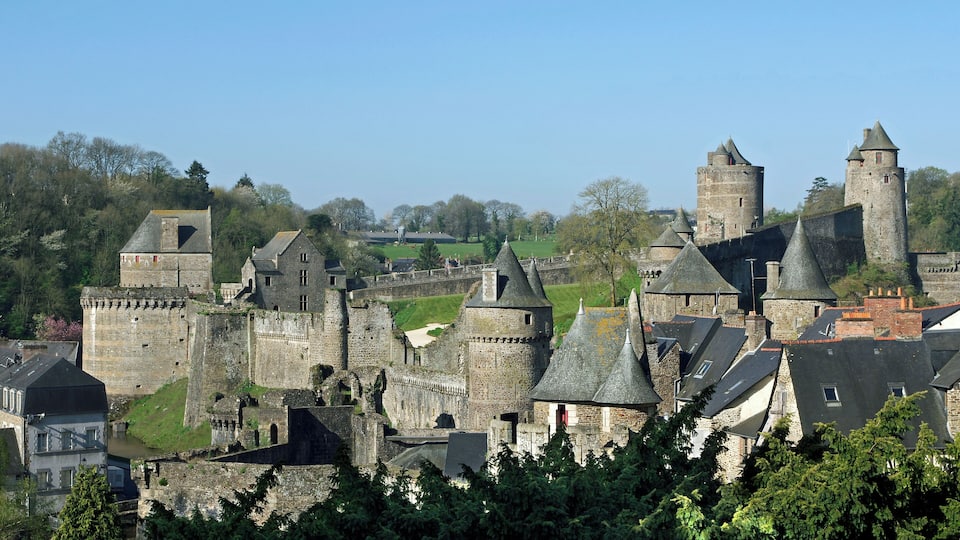 FougĂšres (Ille-et-Vilaine) Le chĂąteau mĂ©diĂ©val de FougĂšres (XIIe XVe siĂšcles). SituĂ©e au coeur des Marches de Bretagne, c'est l'une des plus grande forteresse d'Europe. Au Xe siĂšcle, les vikings s'installent. Au XIe siĂšcle, une premiĂšre motte fĂ©odale en bois, assise sur un promontoire rocheux entourĂ© de marĂ©cages, assure la dĂ©fense du carrefour entre le Maine, l'Anjou, la Normandie et la Bretagne. Ce premier chĂąteau* fort appartient Ă la famille de FougĂšres. En 1066, le seigneur de FougĂšres* participe Ă la conquĂȘte de l'Angleterre aux cĂŽtĂ©s de Guillaume le ConquĂ©rant. Au XIIe siĂšcle, en 1166, Henri II PlantagenĂȘt, roi d'Angleterre, dĂ©truit par l'incendie le chĂąteau en bois* du trop puissant seigneur de FougĂšres. Le baron de FougĂšres, Raoul II, fait reconstruire, le chĂąteau en pierre, avec un puissant donjon. Au XIIIe siĂšcle, Raoul III fait hommage de FougĂšres Ă Louis IX (Saint-Louis). Pierre de Dreux, dit Mauclerc*, s'empare de FougĂšres par surprise en 1231 mais Louis IX, Ă la tĂȘte de son armĂ©e, vient reprendre la ville. Raoul III est le compagnon d'armes de Louis IX lors de la septiĂšme croisade et meurt en 1256. Jeanne de FougĂšres, unique hĂ©ritiĂšre de Raoul III de FougĂšres Ă©pouse Hugues XII de Lusignan* comte de la Marche en 1253. Les terres de la maison de FougĂšres furent un Ă©lĂ©ment important de la puissance des comtes de La Marche dans le royaume de France. Les Lusignan amĂ©lioreront le chĂąteau. La lĂ©gende de MĂ©lusine sera importĂ©e Ă FougĂšres par les Lusignan, originaires du Poitou. Le XIIIe siĂšcle verra l'Ă©dification de murailles autour de la ville et de quatre portes, chacune situĂ©e sur un point cardinal. Au dĂ©but du XIVe siĂšcle, Philippe le Bel confisque la baronnie de FougĂšres qui ne cesse de passer d'une famille Ă l'autre au grĂ© des alliances*. Jean de Montfort, duc de Bretagne s'installe Ă FougĂšres. Duguesclin s'empare de la ville en 1373 et remet le chĂąteau Ă Pierre d'Alençon. XVe siĂšcle. Pendant la Guerre de Cent Ans, en 1449, Surienne*, un mercenaire Ă la solde des anglais s'empare du chĂąteau par surprise. En 1488, la Bretagne est vaincue par la France* Ă la bataille de Saint-Aubin-du-Cormier. La Bretagne sera rattachĂ©e Ă la France en 1532, par l'Acte d'Union. FougĂšres perd son intĂ©rĂȘt militaire. XVIe siĂšcle. FougĂšres est ville française, elle se consacre au dĂ©veloppent de l'architecture civile et religieuse. Au XVIIe et XVIIIe siĂšcles, la forteresse est affectĂ©e au gouverneur de la ville. Non entretenues les construction de la basse-cour s'Ă©croulent. En 1793, FougĂšres est prise dans les trouble de la chouannerie*. Au XIXe siĂšcle, la municipalitĂ© rachĂšte la forteresse qui est classĂ©e monument historique. Ce chĂąteau est citĂ© pour la premiĂšre fois vers 1040-10456 (H. GUILLOTEL, Recueil des Actes des ducs de Bretagne, 944-1148, ThĂšse de doctorat, Paris II, 1973, p.171.) Raoul Ier de FougĂšres participa aux expĂ©ditions militaires de Guillaume le ConquĂ©rant. Il combattit auprĂšs de lui Ă la bataille d'Hasting en 1066. Pour le rĂ©compenser, Guillaume lui donna des possessions considĂ©rables. La donation du roi d'Angleterre comprenait, en Normandie : Savigny, les Loges, BrecĂ©, Mesnil-Trove, Molines, MoidrĂ©, Heudi-Mesnil, CrĂšteville, VirĂ©, Egouville, Courtils, Verdun, La MancelliĂšre, RomagnĂ©, Wattigny, l'Appentis, Bouillon, etc. â En Angleterre : Bellingstone, Winchester, Kington, Plymton et Thetford. (D. Morice, t. III, col. 619, 621). Raoul Ier aida Henri Ier Beauclerc (plus jeune fils du ConquĂ©rant, Beauclerc parce qu'il savait lire le latin), roi des anglais, Ă s'emparer du duchĂ© de Normandie aux dĂ©pens de son frĂšre Robert-Courteheuse (Courte-Cuisse). Robert est fait prisonnier Ă la bataille de Tinchebray le 28 septembre 1106, il mourra, Ă l'Ăąge de 80 ans, toujours prisonnier. Raoul de son cĂŽtĂ© passa le reste de sa vie en exercices religieux, pĂšlerinages et donations pieuses. Sur la fin de sa vie, Raoul quitta le monde et prit l'habit religieux Ă Savigny oĂč y mourut en 1122. Raoul II disposait d'une puissance considĂ©rable. Les seigneurs de FougĂšres contrĂŽlaient, rien que dans leur fief de FougĂšres, un rĂ©seau de 45 manoirs Ă mottes, c'Ă©tait le plus important rĂ©seau de sites fortifiĂ©s de la rĂ©gion aprĂšs celui du comte de Rennes et duc de Bretagne. Ces domaine procuraient Ă©galement d'important revenus. De plus, ses liens familiaux l'apparentait aux plus grands seigneurs. Raoul Ă©tait donc un adversaire dĂ©signĂ© de Henri II PlantagenĂȘt. Le roi dâAngleterre ne pouvait accepter lâaccroissement de pouvoir du seigneur de FougĂšres, il prit les devant et fit saisir certaines possessions de Raoul (chĂąteau de Dol, de Combourg). Raoul II finit par prendre le parti de Richard Coeur de Lion contre son pĂšre Henri II. Une chevauchĂ©e, composĂ©e des fameux routiers dâHenri II, obligea Raoul II et une centaine d'autres seigneurs Ă s'enfermer dans la tour de Dol, le 20 aoĂ»t 1173. AprĂšs reddition, Raoul fut fait prisonnier et son chĂąteau rasĂ©. Raoul II put sâen sortir en Ă©change de ses deux fils aĂźnĂ©s. En 1175, Raoul put rĂ©cupĂ©rer son fief de FougĂšres. Pierre de Dreux, Pierre Ier de Bretagne, dit aussi dit Pierre «Mauclerc», nĂ© vers 1187 Ă Dourdan, mort en mer en mai 1250. D'ascendance capĂ©tienne, il fut baillistre de Bretagne sous le nom de Pierre Ier de Bretagne de 1213 Ă 1237. Il soutient Philippe Auguste dans son combat contre l'Angleterre. Hugues XII de Lusignan Ă©tait petit fils de Pierre Mauclerc. La baronnie de FougĂšres est confisquĂ©e par le roi Philippe-le-Bel sur Guy de Lusignan qui s'Ă©tait alliĂ© aux Anglais au dĂ©but du XIVĂšme siĂšcle. François de Surienne, mercenaire espagnol Ă la solde des anglais, attaque FougĂšres avec 600 hommes en mars 1449. La ville est pillĂ©e et les habitants massacrĂ©s. Surienne se retranche Ă FougĂšres en 1450 il se rendra au duc de Bretagne François Ier aprĂšs deux mois de siĂšge et une Ă©pidĂ©mie de peste. La Tremoille, lieutenant gĂ©nĂ©ral des armĂ©es françaises prend le chĂąteau de FougĂšres, malgrĂ© une dĂ©fense de 3000 hommes, en 1488. Le roi de France laissera une garnison Ă FougĂšres. Le marquis Armand de la RouĂ«rie, nĂ© Ă FougĂšres en 1751, a Ă©tĂ© l'instigateur de la conspiration de l'Ouest contre la Convention. En mars 1793, six Ă sept mille hommes se rassemblent aux abords de la forĂȘt de FougĂšres, pour protester contre un dĂ©cret de la Convention qui ordonnait le recrutement de trois cents mille hommes dans la rĂ©gion. FougĂšres passe aux mains des insurgĂ©s en novembre 1793. www.tudchentil.org/IMG/pdf/Les_seigneurs_de_Fougeres.pdf www.chateau-fougeres.com/ fr.wikipedia.org/wiki/Ch%C3%A2teau_de_Foug%C3%A8res www.infobretagne.com/fougeres.htm