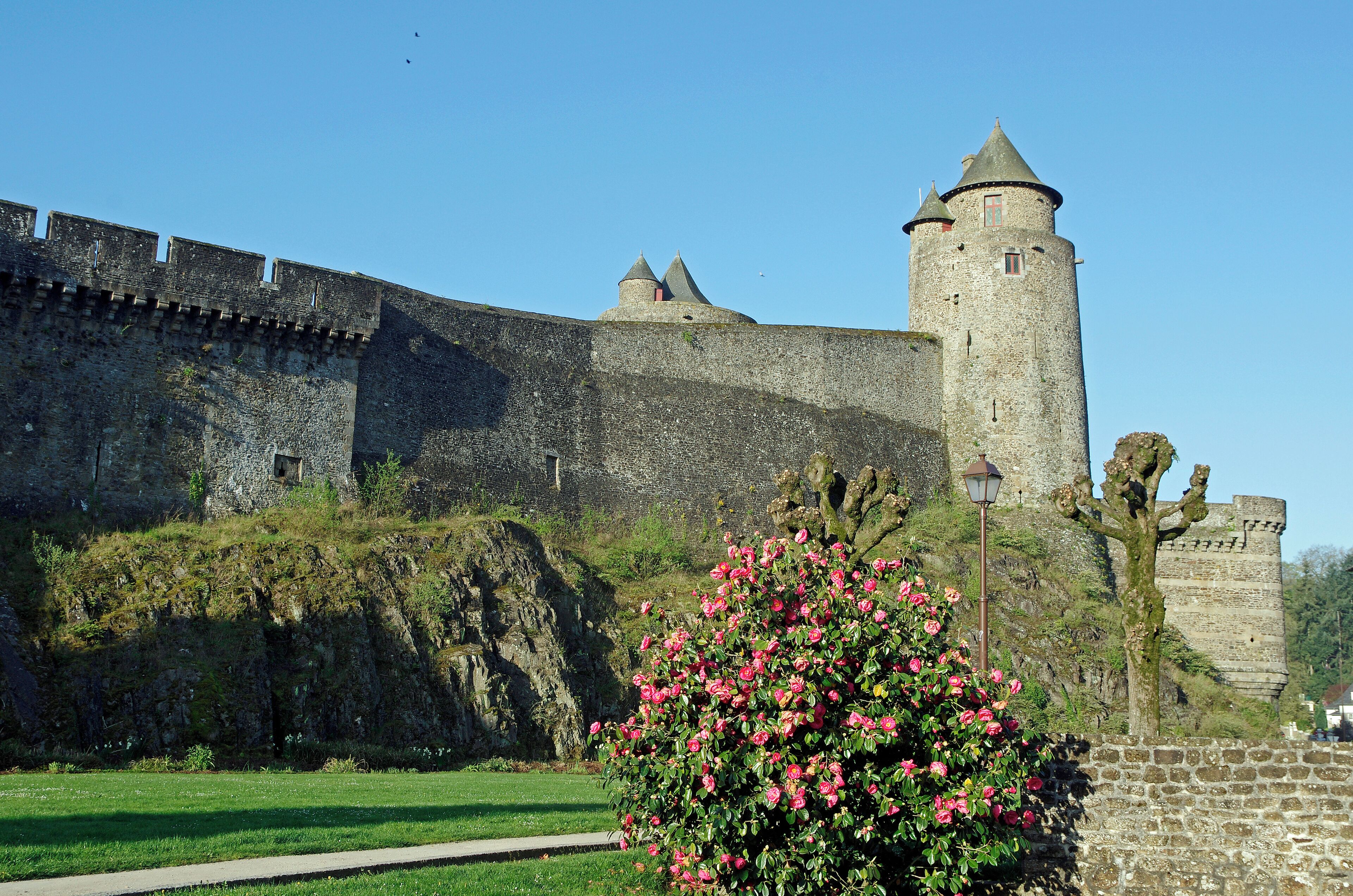 Fougères (Ille-et-Vilaine) Château fort. La tour du Gobelin ou des Gobelins (fin XIIème siècle). On apperçoit le sommet de la tour Mélusine (XIVe) sur la gauche de la tour du Gobelin. A droite de la tour du Gobelin, la Poterne ou tour d'Amboise (XVe). Le pain était cuit dans un four de la tour des Gobelins, le "four de la duchesse Anne", four dont on a retrouvé les traces. La tour des Gobelins a été élevée, de 1173 à 1200, par Raoul II, en remplacement du donjon rasé. 
 Le sommet de la tour des Gobelins date de Jeanne de Fougères (XIIIème siècle).