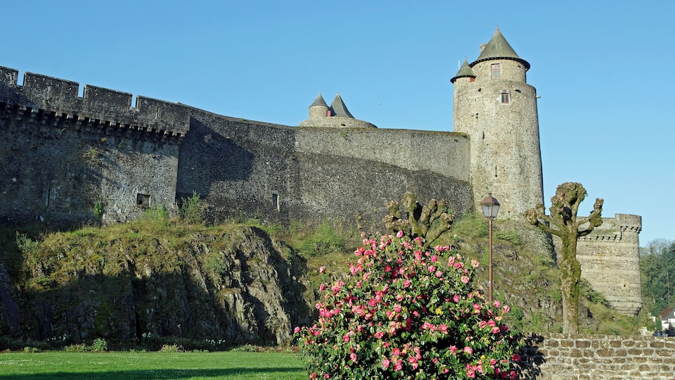 FougÚres (Ille-et-Vilaine) Chùteau fort. La tour du Gobelin ou des Gobelins (fin XIIÚme siÚcle). On apperçoit le sommet de la tour Mélusine (XIVe) sur la gauche de la tour du Gobelin. A droite de la tour du Gobelin, la Poterne ou tour d'Amboise (XVe). Le pain était cuit dans un four de la tour des Gobelins, le "four de la duchesse Anne", four dont on a retrouvé les traces. La tour des Gobelins a été élevée, de 1173 à 1200, par Raoul II, en remplacement du donjon rasé.
Le sommet de la tour des Gobelins date de Jeanne de FougĂšres (XIIIĂšme siĂšcle).
