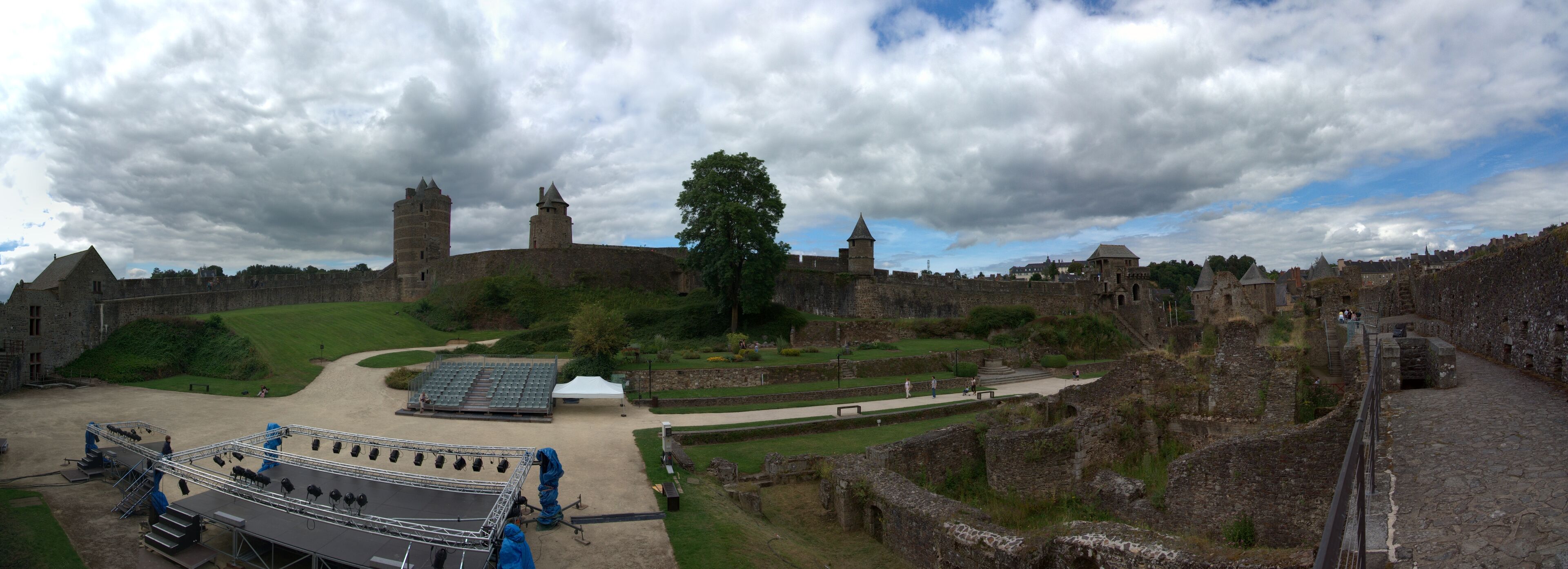 This building is indexed in the Base Mérimée, a database of architectural heritage maintained by the French Ministry of Culture, under the reference PA00090555 .