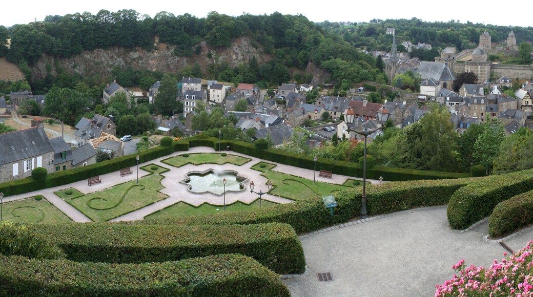 Vue de la basse-ville de Fougères et du château depuis le jardin public.