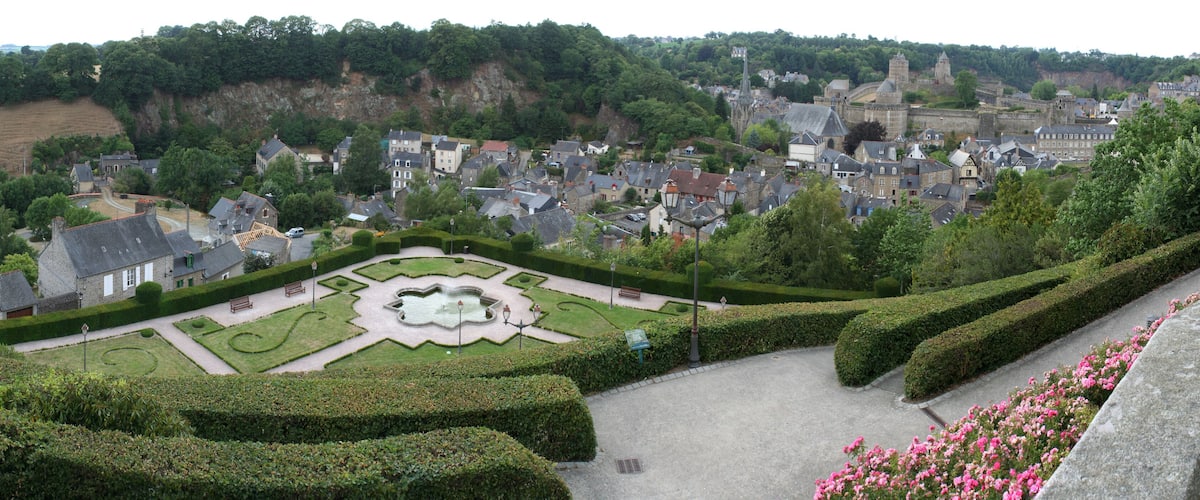 Vue de la basse-ville de Fougères et du château depuis le jardin public.