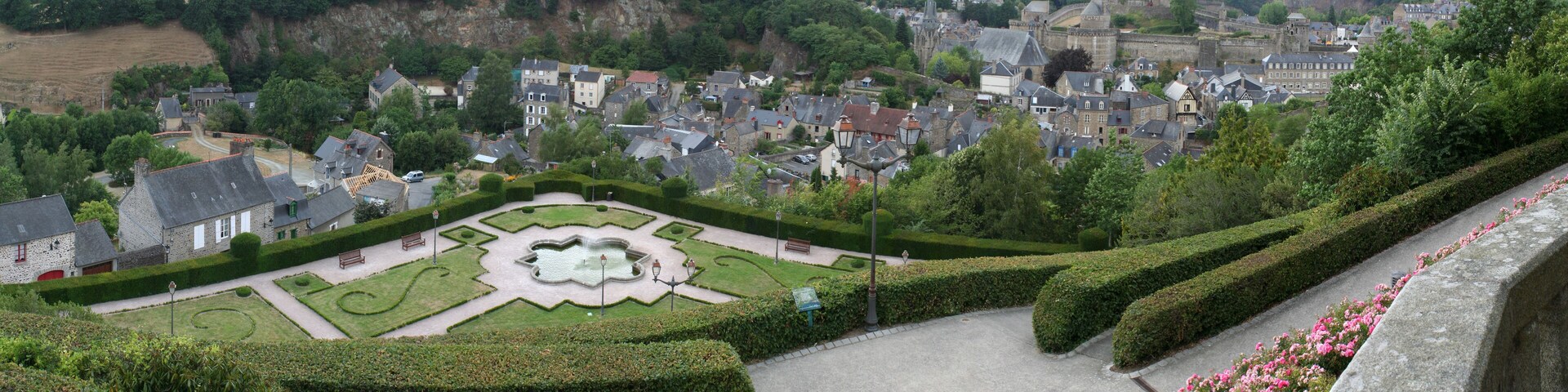 Vue de la basse-ville de Fougères et du château depuis le jardin public.