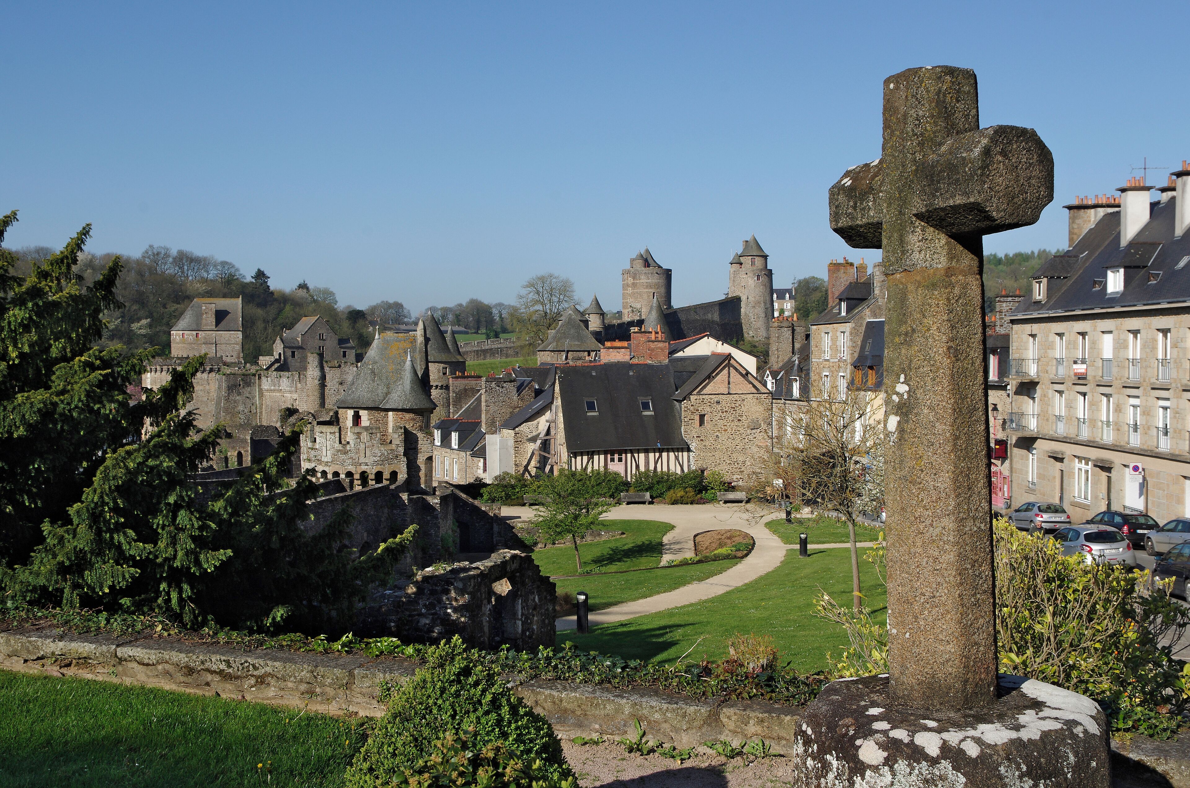 Fougères (Ille-et-Vilaine). Croix rue de la Pinterie.