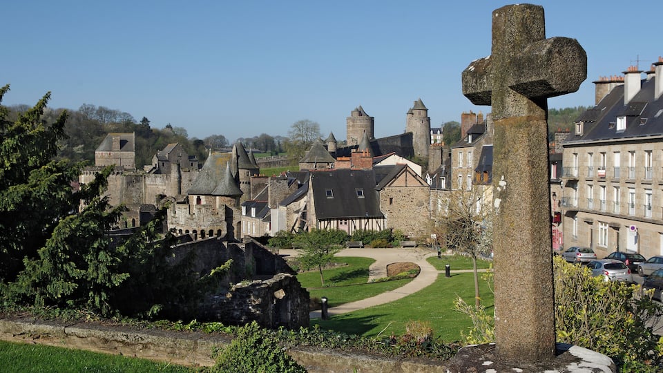 FougĂšres (Ille-et-Vilaine). Croix rue de la Pinterie.