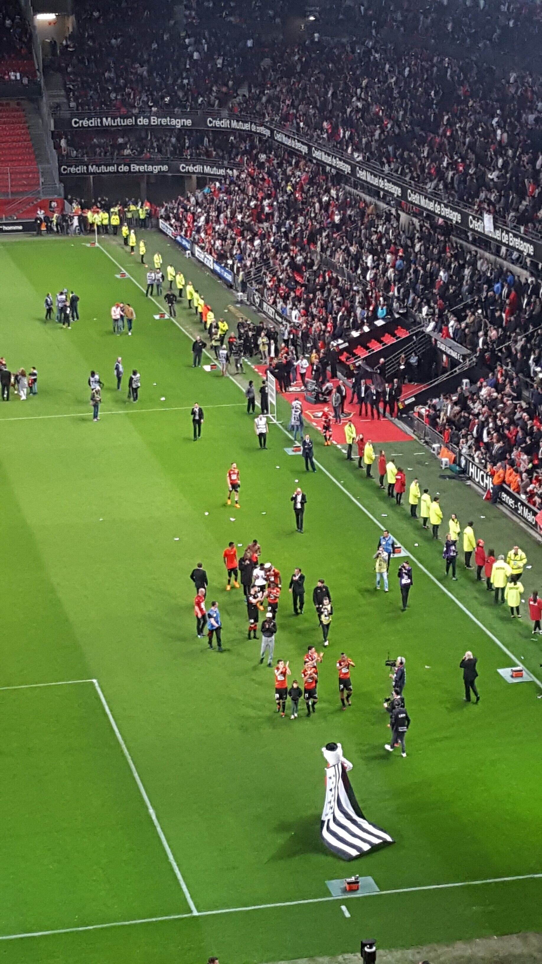 Les joueurs rennais saluent le public à l'issue de la dernière journée de Ligue 1, lors de laquelle le Stade rennais et le Montpellier HSC font match nul 1-1. Résultat qui permet au Stade rennais d'obtenir sa qualification pour la Ligue Europa 2018-2019.