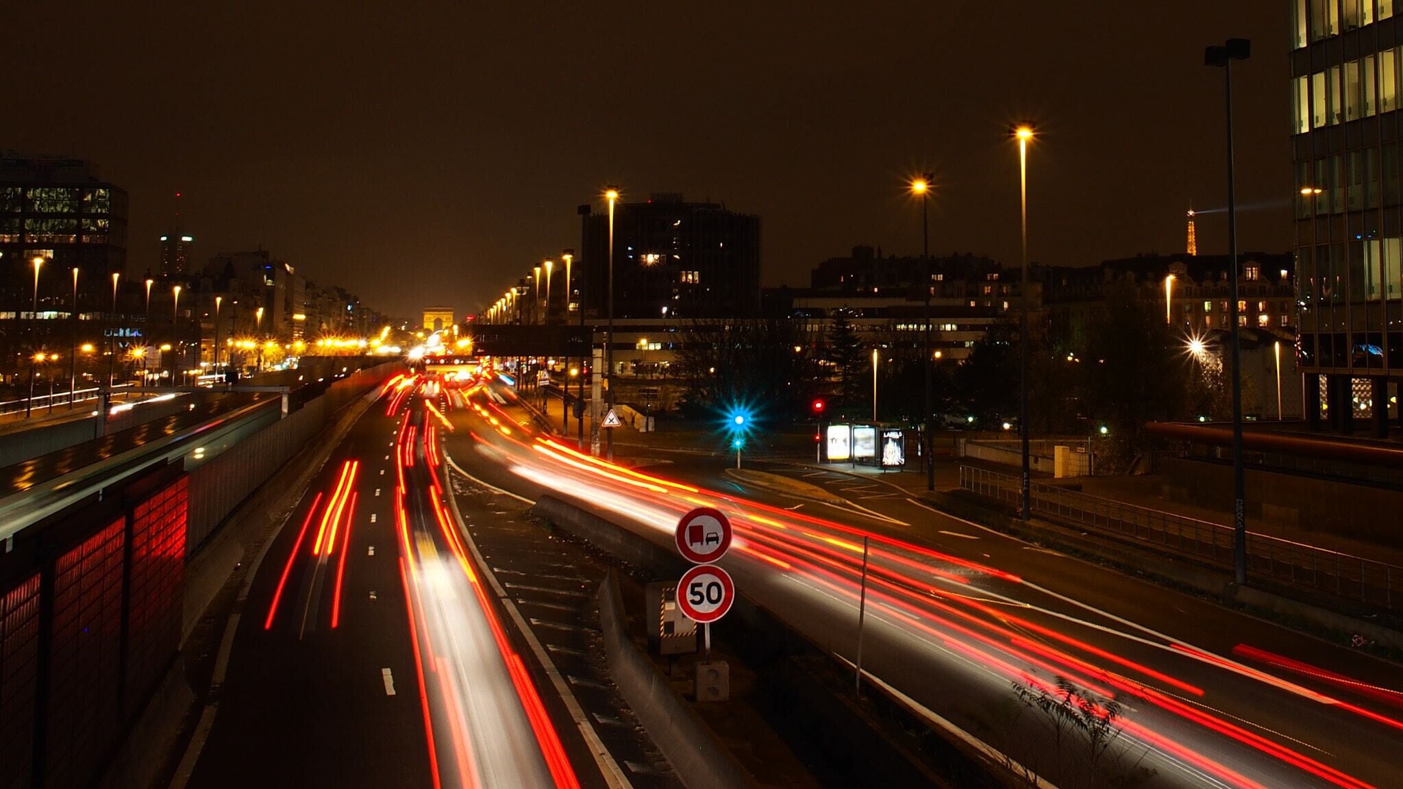 500px provided description: OLYMPUS DIGITAL CAMERA [#light ,#car ,#paris ,#olympus ,#eiffel ,#defense ,#arc de triomphe]