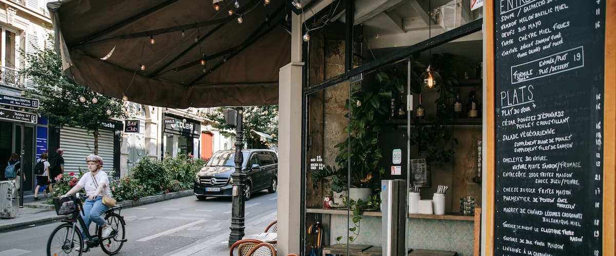 Quartier Saint-Georges featuring cycling, signage and street scenes