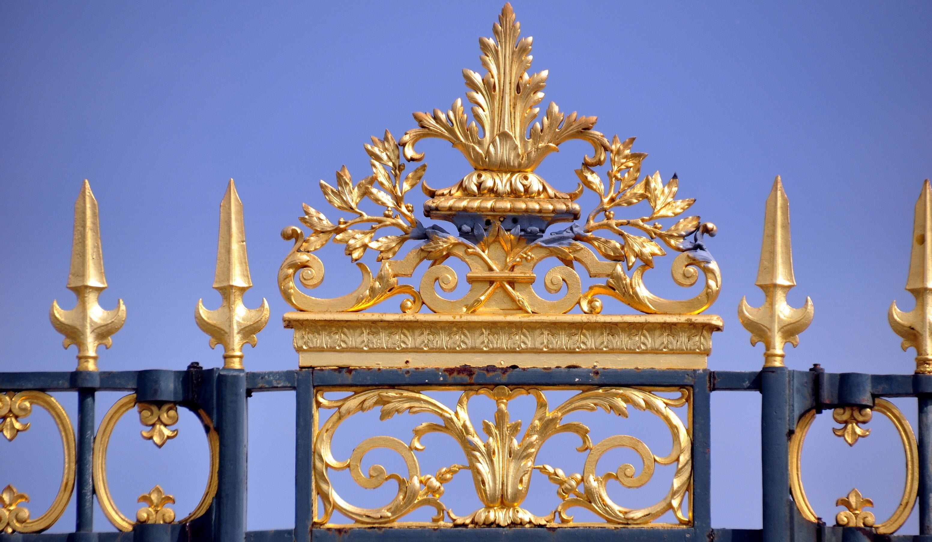 Paris - antiker Zaun mit vergoldeten Spitzen vor dem Louvre 