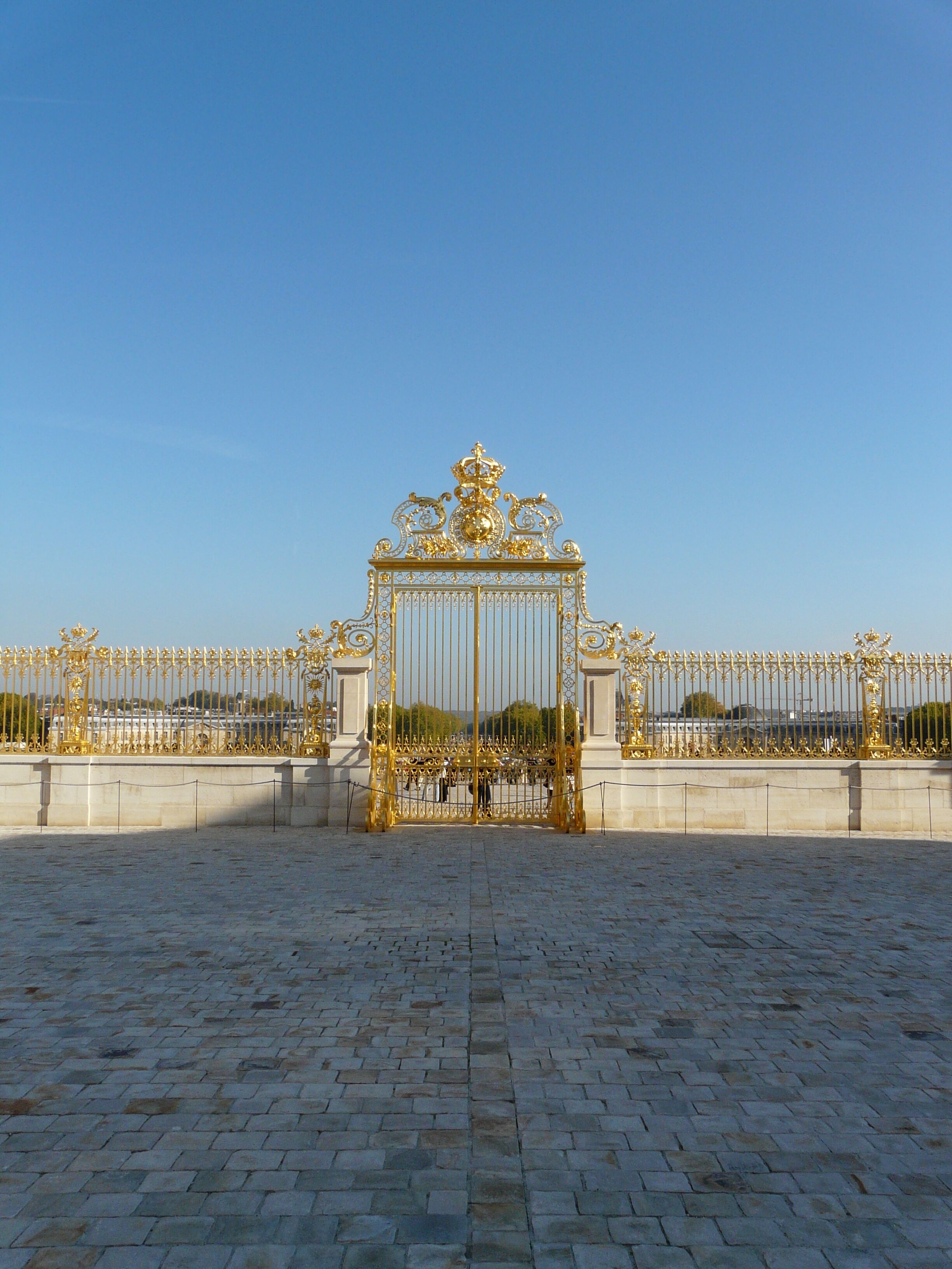 Grille dans la cour du chateau de versailles