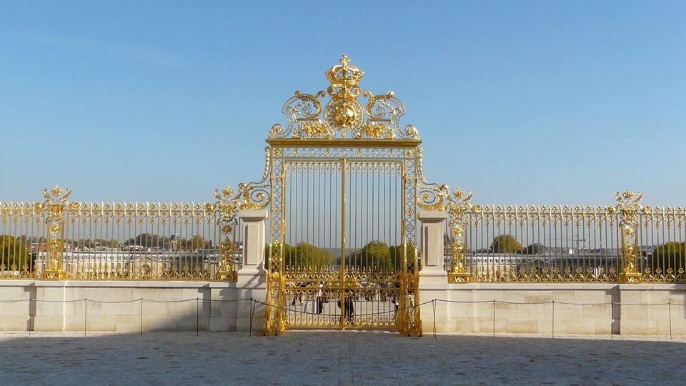 Grille dans la cour du chateau de versailles