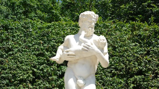 Français: Silène portant le jeune Bacchus, statue antique - Rampe de la demi-lune du bassin d'Apollon, parc du Château de Versailles.