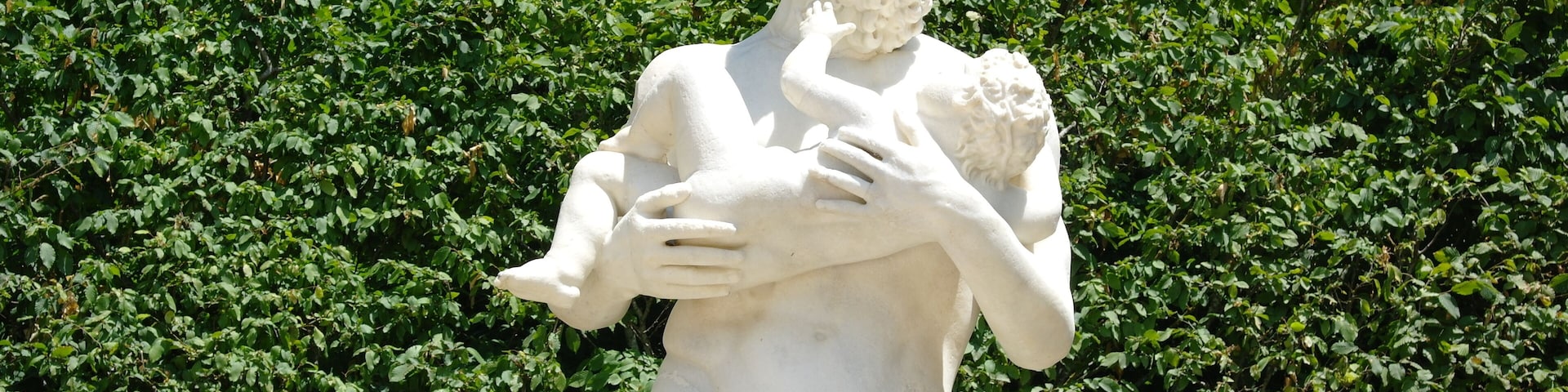 Français: Silène portant le jeune Bacchus, statue antique - Rampe de la demi-lune du bassin d'Apollon, parc du Château de Versailles.