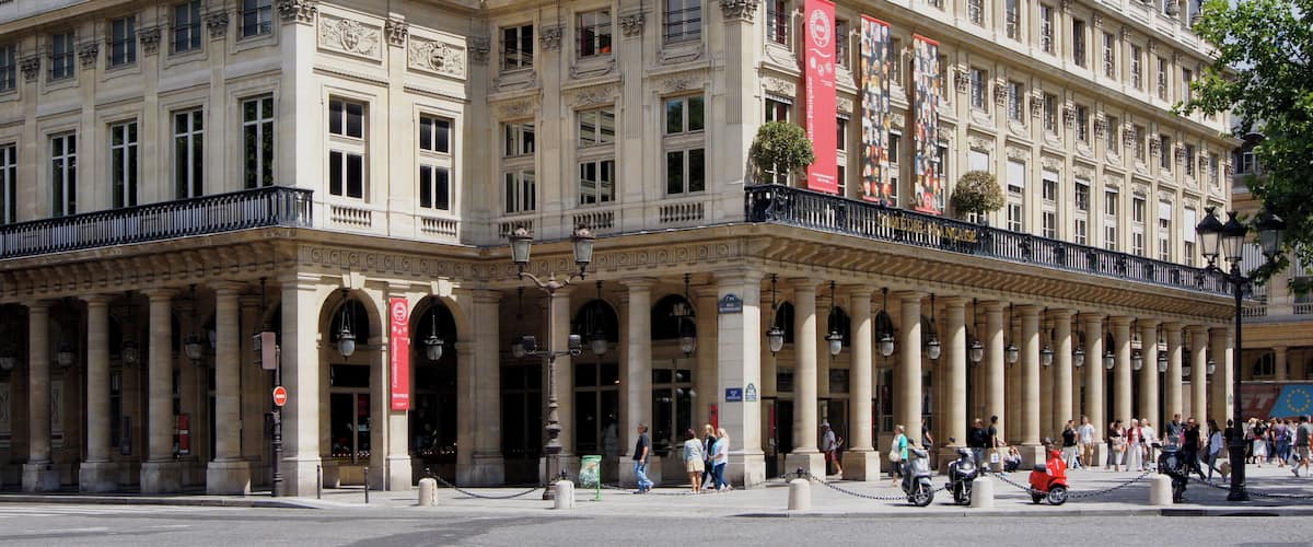 The southwest corner of the Salle Richelieu, the theatre of the Comédie-Française in Paris. The Place Colette is on the right, the Place André-Malraux on the left.