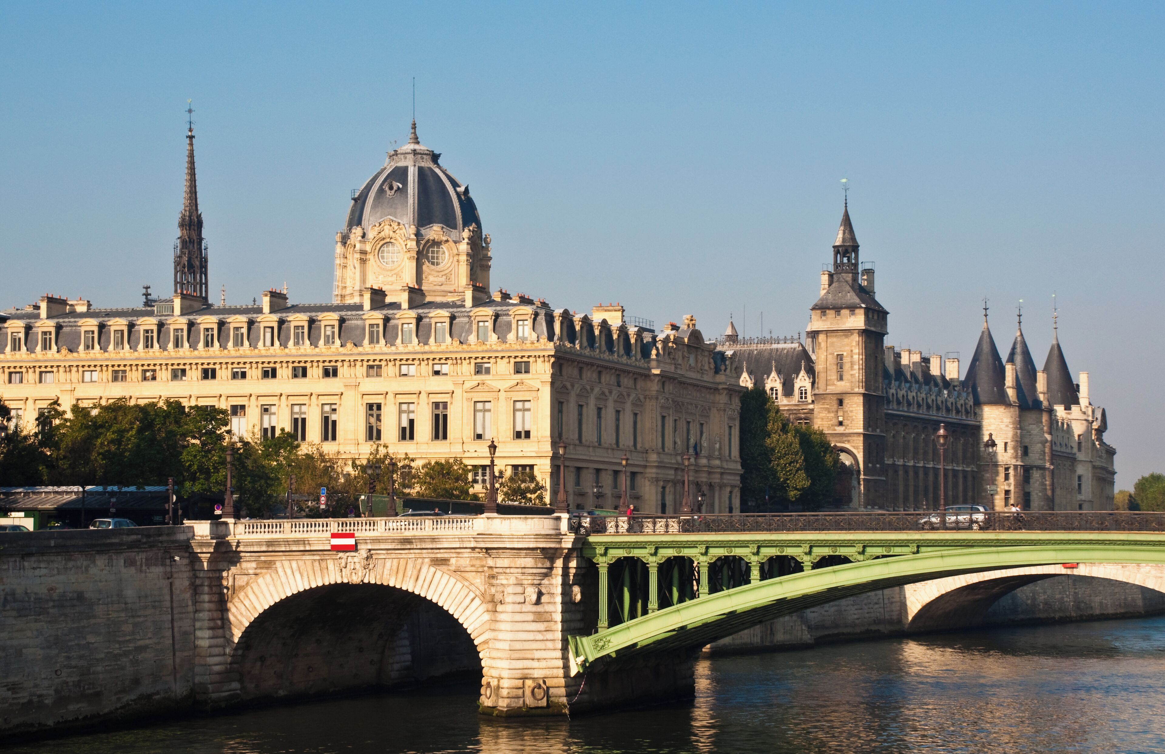 Pont Notre-Dame, Tribunal de Commerce et Palais de la Cité, Paris, France.