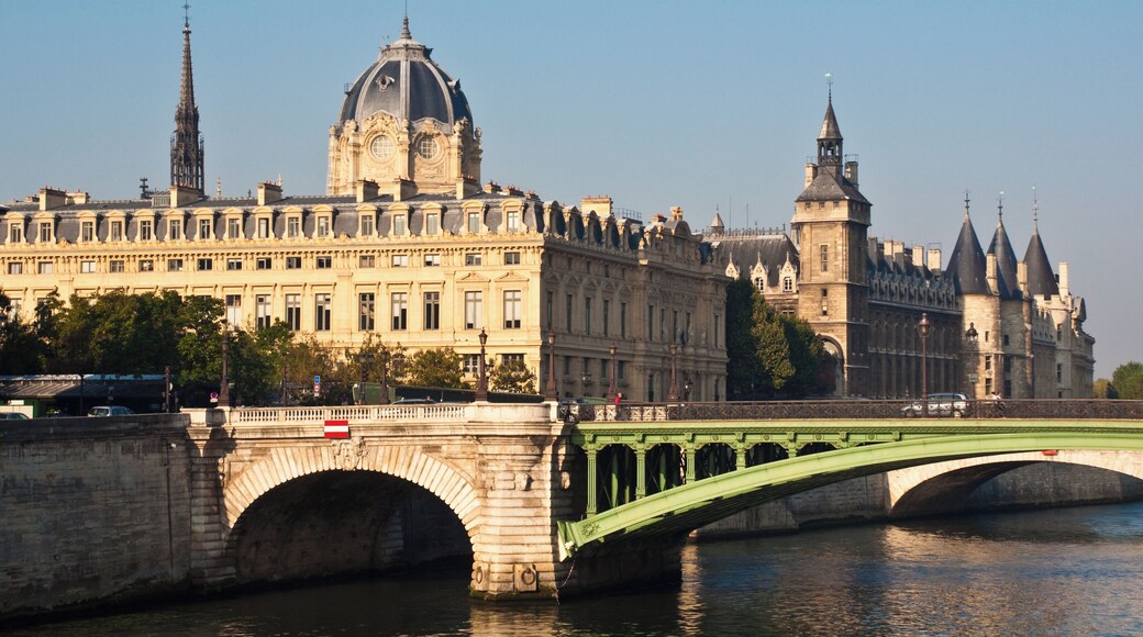 Pont Notre-Dame, Tribunal de Commerce et Palais de la Cité, Paris, France.