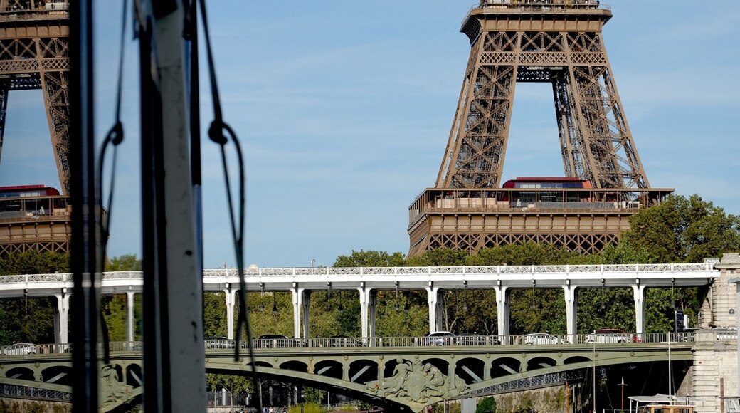 Tour Eiffel vue de la Seine et d'un bateau