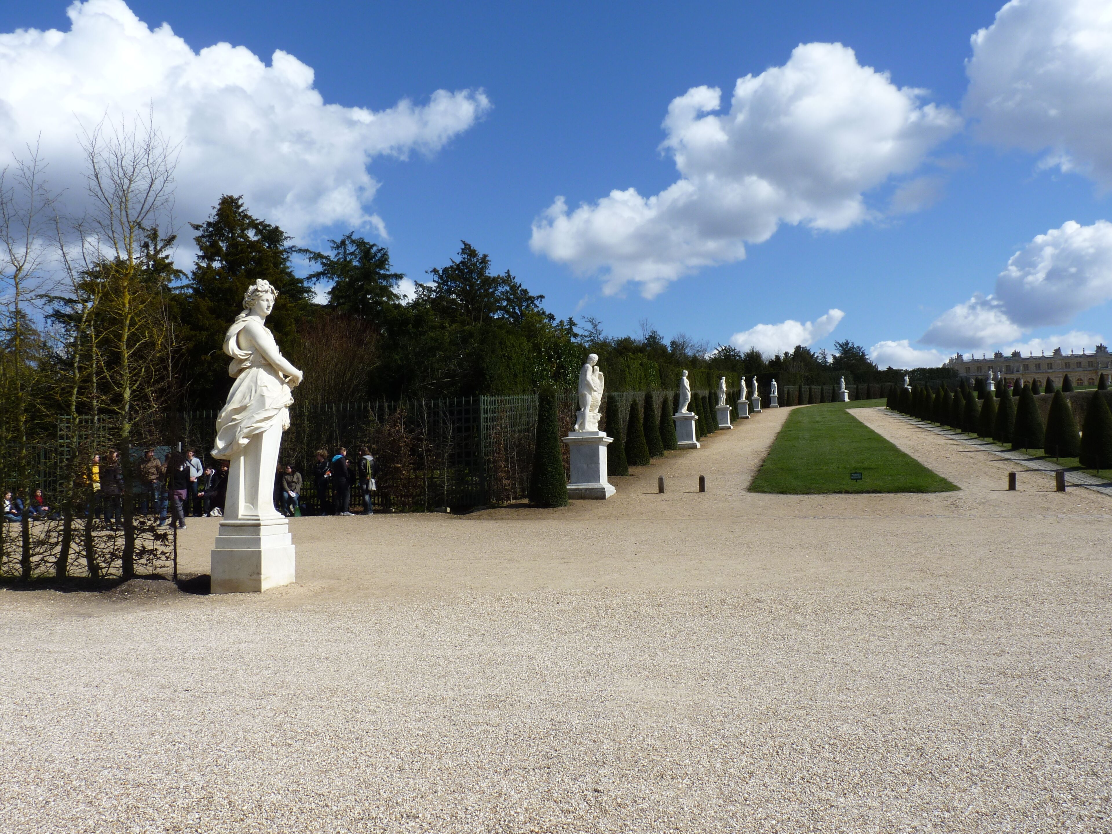 Cérès par Jean-Baptiste Poultier (1653-1719) d'après François Girardon (1628-1715), Ganymède par Pierre Laviron (1650-1685), Uranie par Nicolas Frémery, Hercule Commode par Nicolas Coustou (1648-1733), ... - Parc de Versailles, rampe nord de Latone.