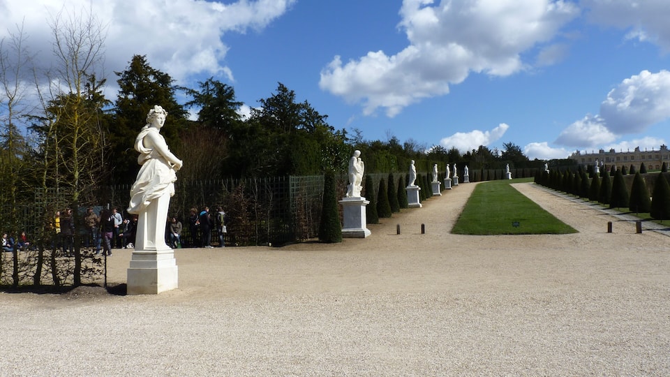 Cérès par Jean-Baptiste Poultier (1653-1719) d'après François Girardon (1628-1715), Ganymède par Pierre Laviron (1650-1685), Uranie par Nicolas Frémery, Hercule Commode par Nicolas Coustou (1648-1733), ... - Parc de Versailles, rampe nord de Latone.