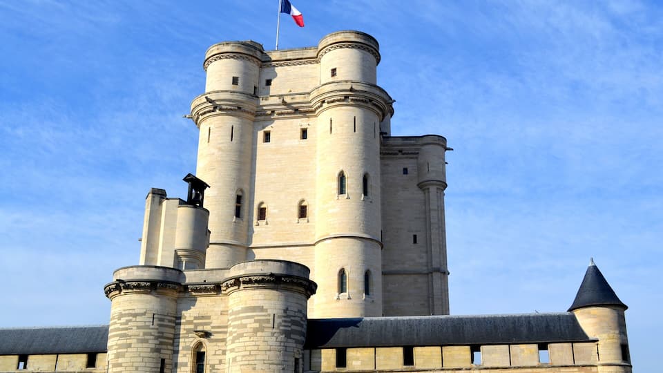 Donjon du château de Vincennes avec vue du châtelet et d'une partie de la chemise du donjon. Février 2015.