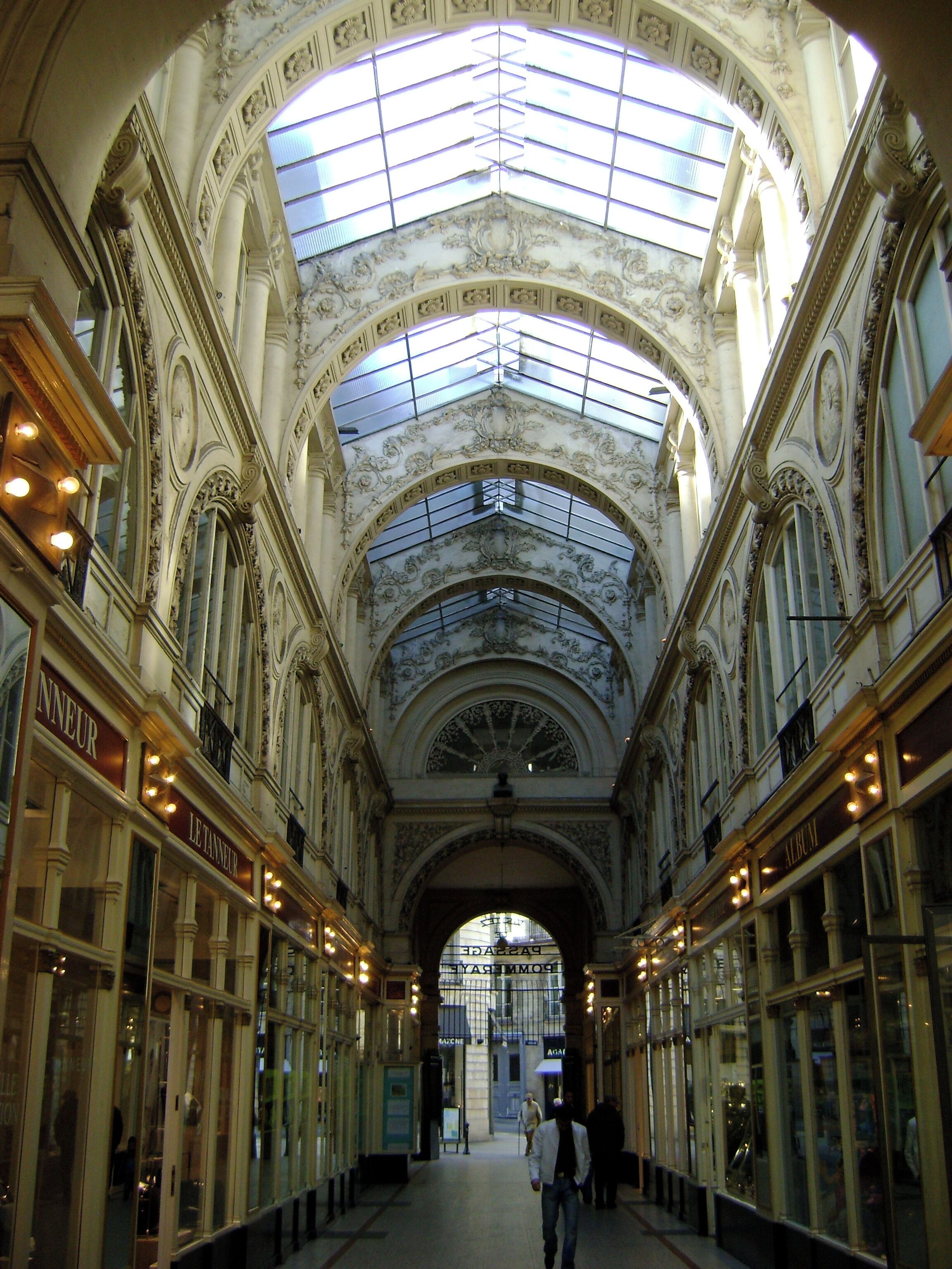 Un espace intérieur somptueux, doté d’un plafond voûté et orné de décorations complexes.