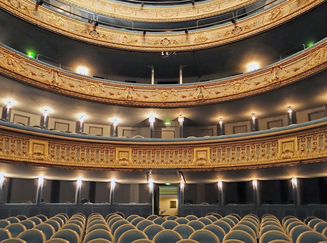 Un vaste théâtre somptueux, doté de plusieurs balcons et de nombreuses rangées de sièges.
