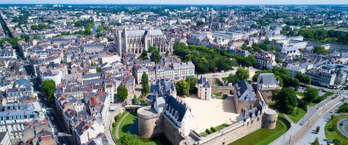 Panorama sur le centre historique de Nantes et le château des Ducs de Bretagne en Loire Atlantique, France