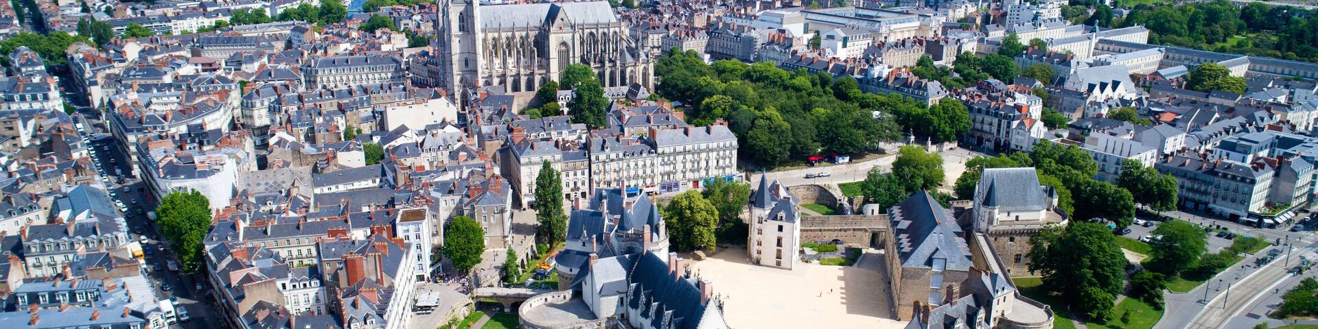 Panorama sur le centre historique de Nantes et le château des Ducs de Bretagne en Loire Atlantique, France
