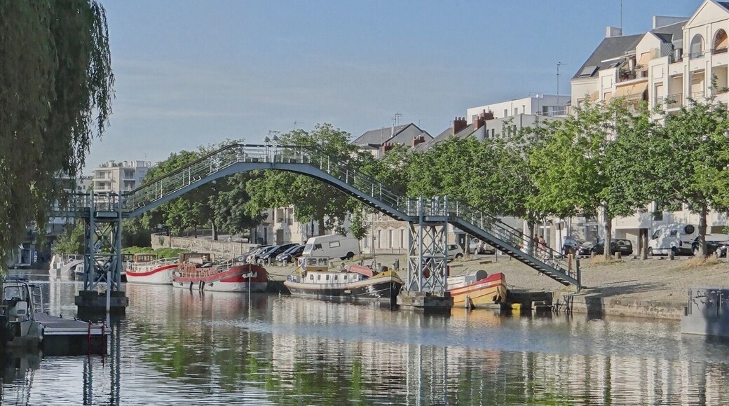 Les bords de l'Erdre au niveau de l'île de Versailles Article de Wikipedia sur l'Erdre fr.wikipedia.org/wiki/Erdre
