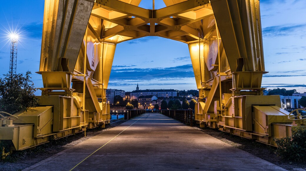 Sous la grue titan jaune de nuit (Nantes, France)