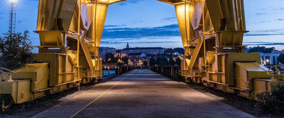 Sous la grue titan jaune de nuit (Nantes, France)