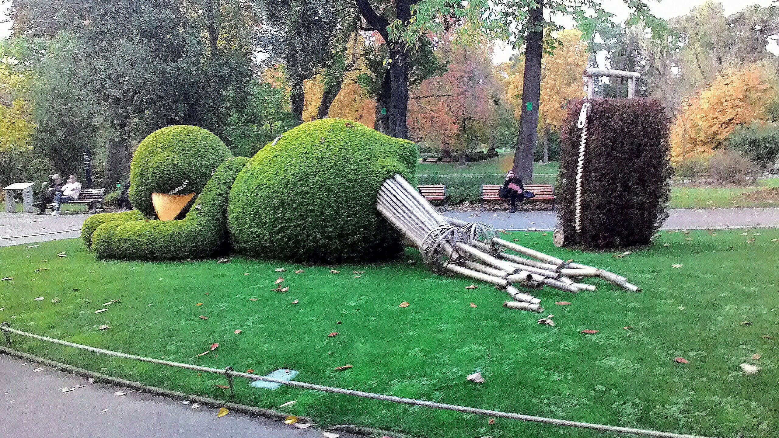 уставший турист в Нанте