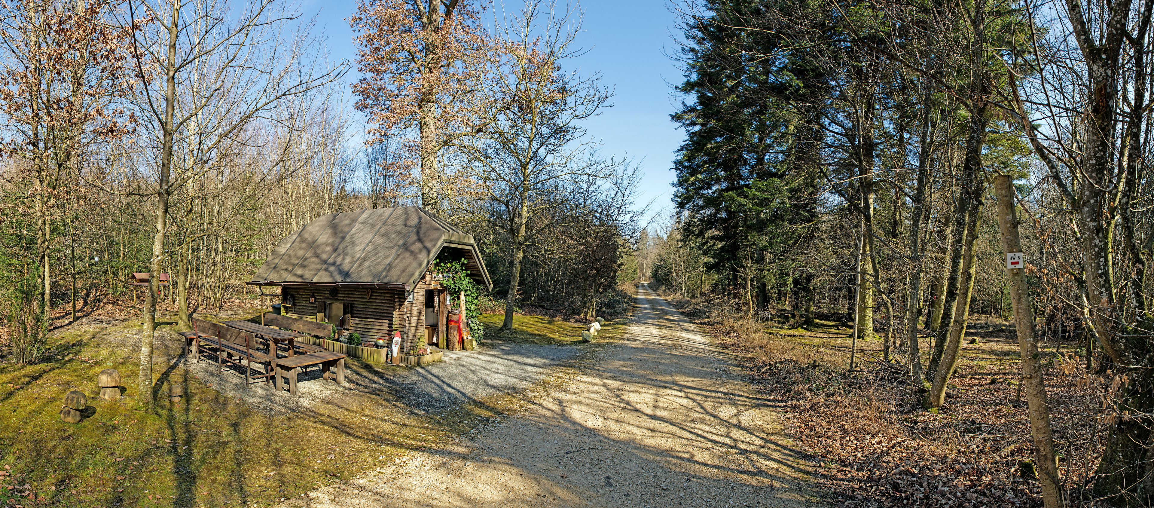 Einsame Hütte im Wald mit Bänken am Hauptwanderweg 5 in Oberschwaben im Herbst