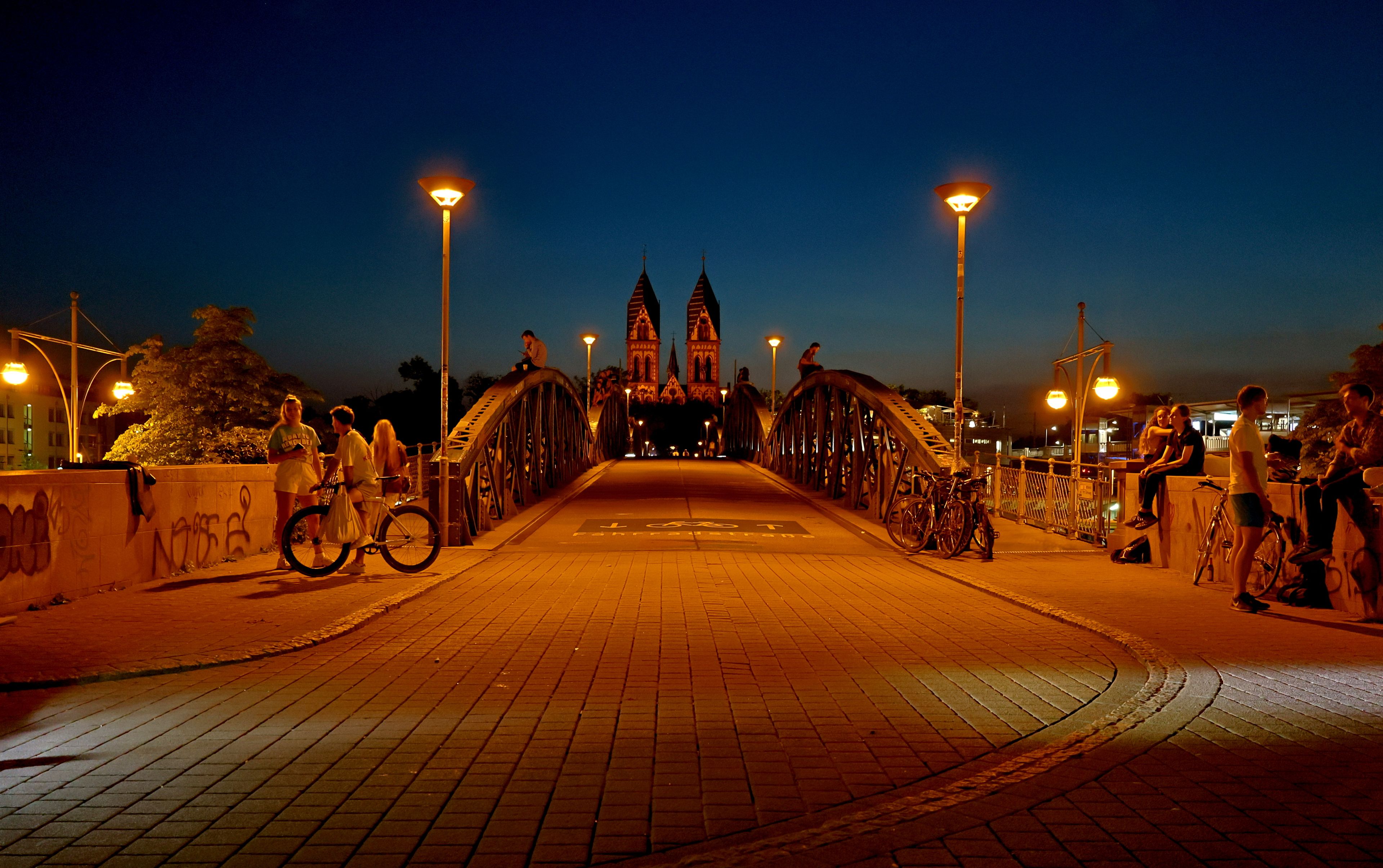 Wiwili-Brücke in Freiburg in einer Sommernacht