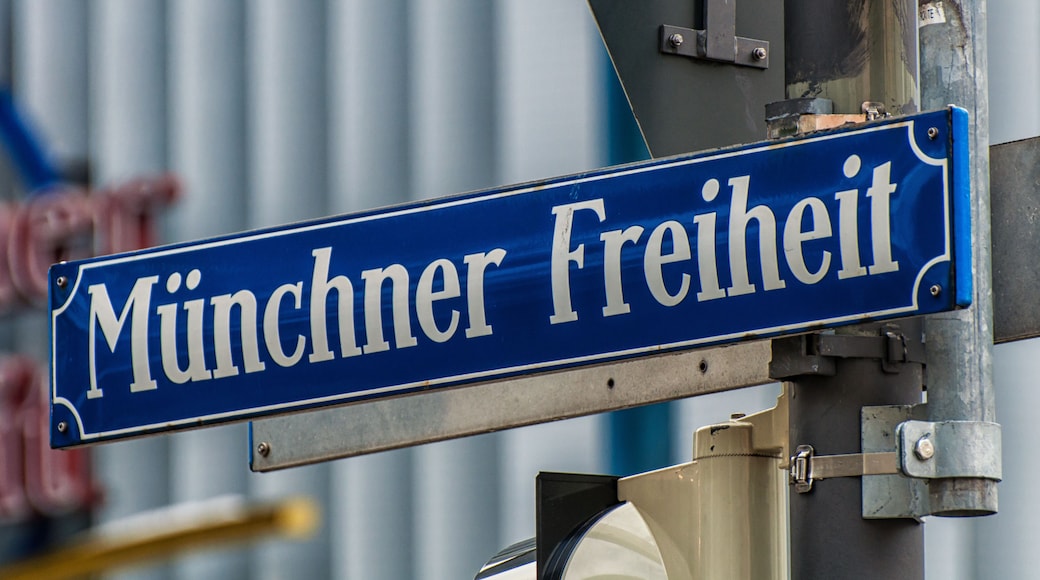 Et vejskilt med teksten 'Münchner Freiheit' monteret på en metalstang.