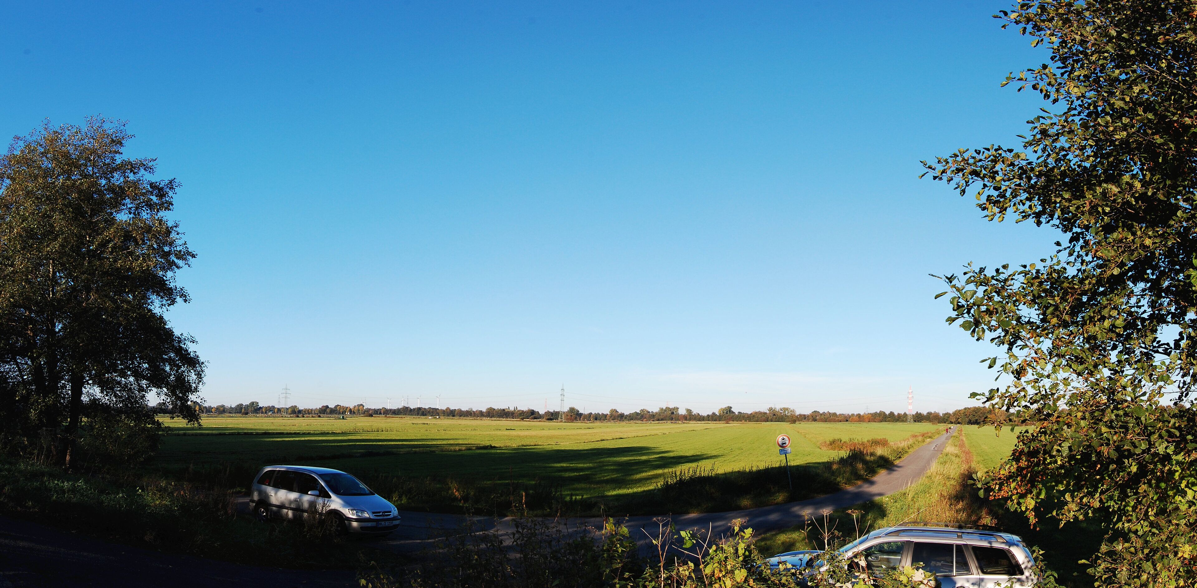 Blauer Himmel über dem Moor