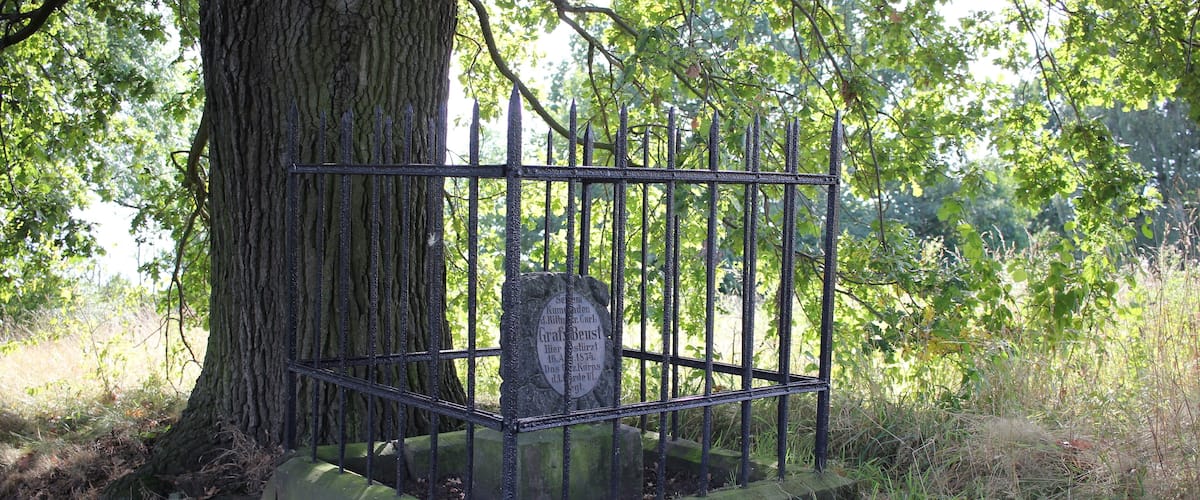 Gedenkstein für Carl Graf von Beust in der Nähe der Straße "In den Feldern" (bis 1998 "Fischteichweg") in Hannover Vinnhorst.