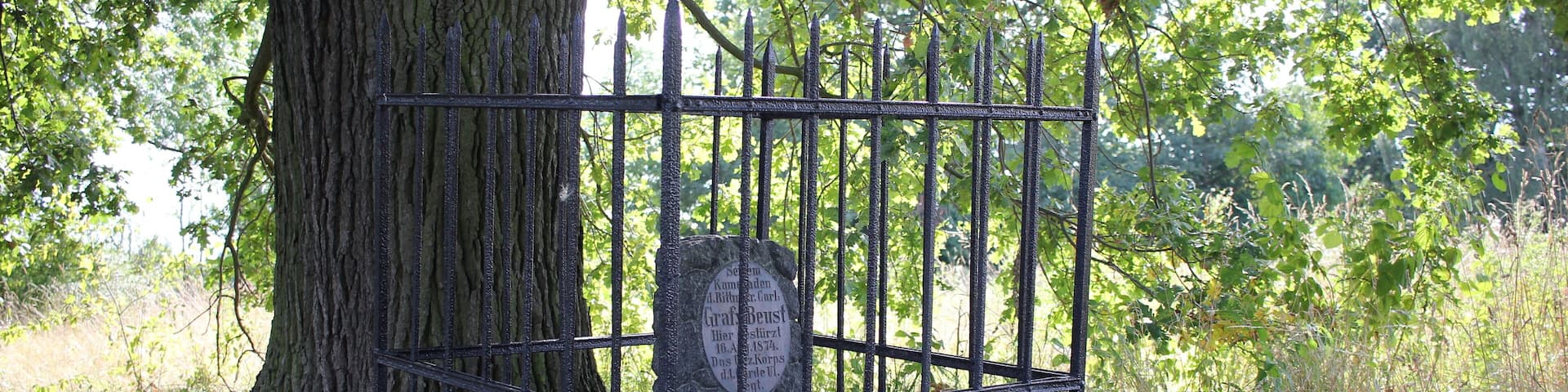 Gedenkstein für Carl Graf von Beust in der Nähe der Straße "In den Feldern" (bis 1998 "Fischteichweg") in Hannover Vinnhorst.