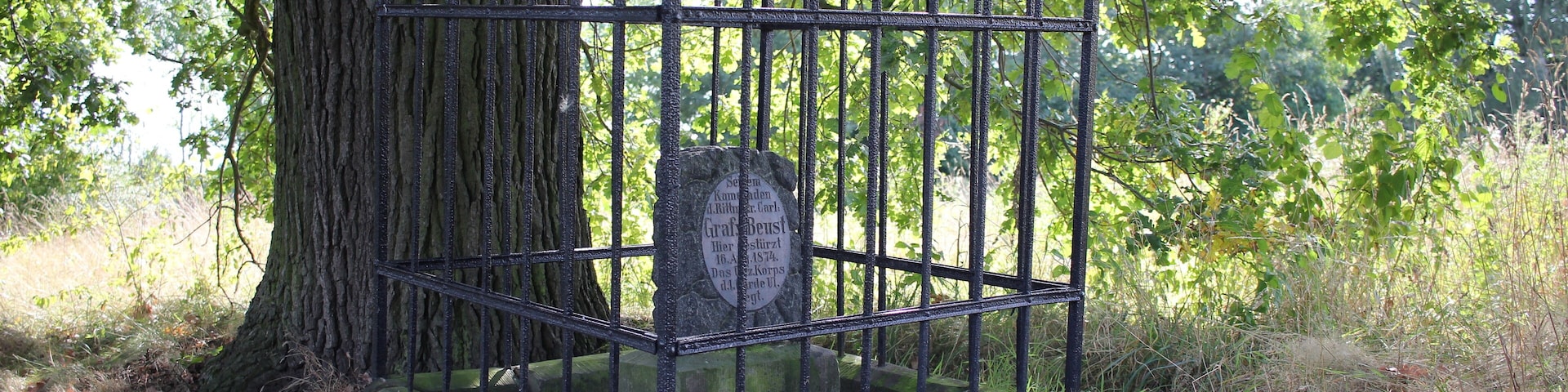 Gedenkstein für Carl Graf von Beust in der Nähe der Straße "In den Feldern" (bis 1998 "Fischteichweg") in Hannover Vinnhorst.