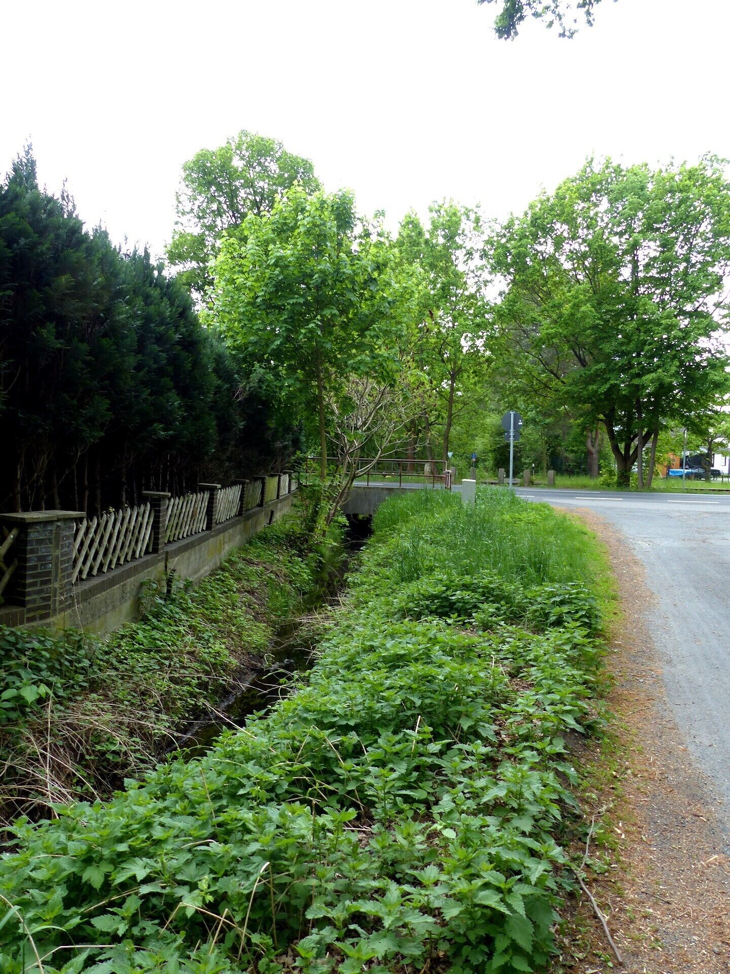 Überquerung der Kehrbeeke durch landstraße und Bahnlinie an der Straßenmündung Bussardweg, Blickrichtung Südwesten.
