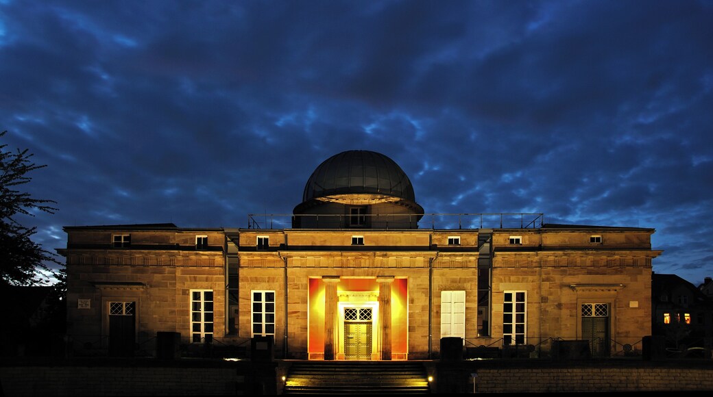 die historische Sternwarte Göttingen in Abenddämmerung