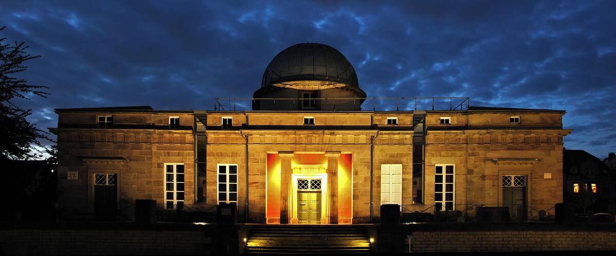 die historische Sternwarte Göttingen in Abenddämmerung