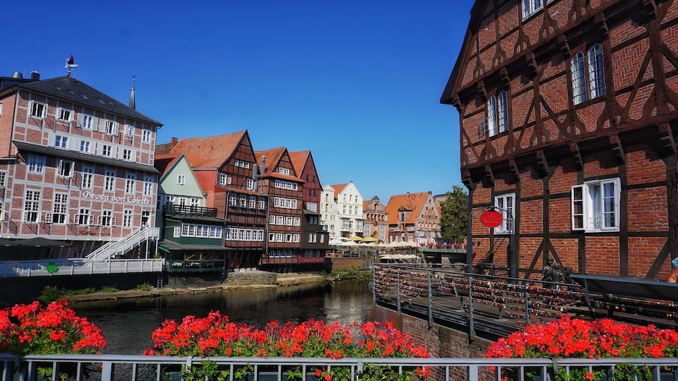 Ein Kanal mit traditionellen Fachwerkhäusern und einer Brücke.