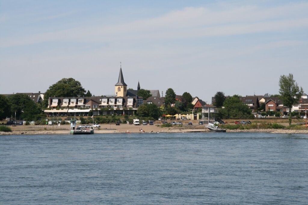 Blick auf Mondorf vom gegenüberliegenden Rheinufer