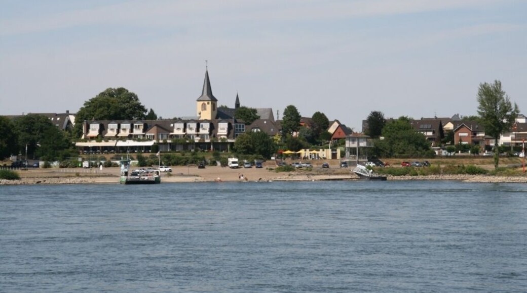 Blick auf Mondorf vom gegenüberliegenden Rheinufer