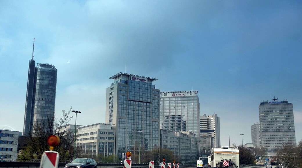 Essen 2010-04-12 – Skyline von der A40 aus